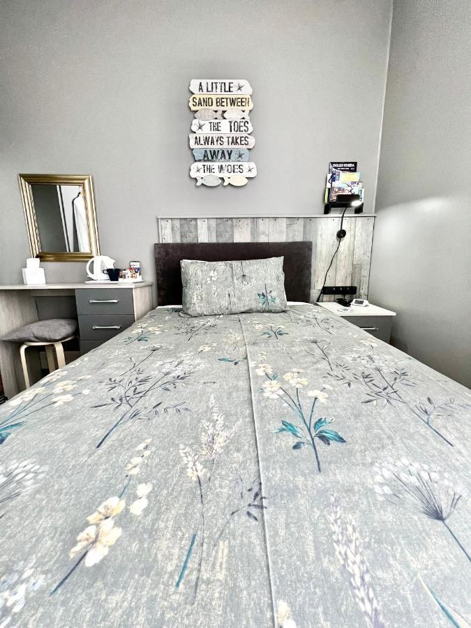 Single Room with Private External Bathroom,1377403676:JPEG